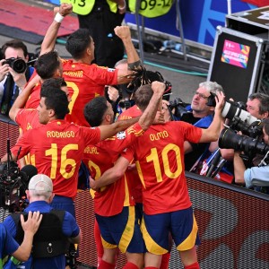 C7娱乐app-西班牙队高分击败波兰队，小组出线(西班牙队对波兰)